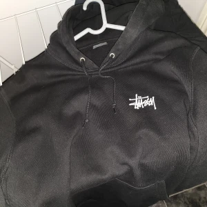 Stussy Hoodie  - As skön och stor Stussy staple hoodie. Väl omhändertagen, alltså inga hål eller så. 