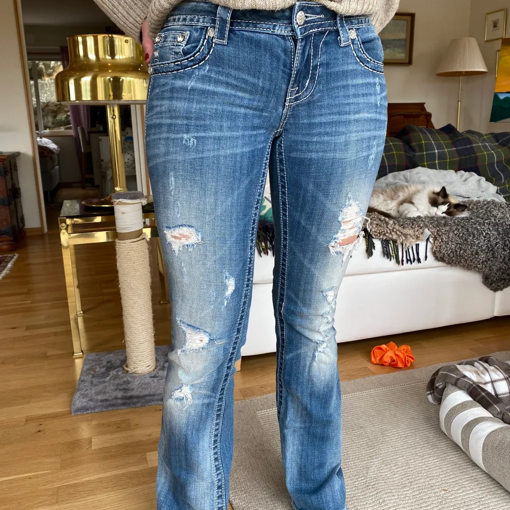 Supercoola MissMe jeans, lågmidjade, bootcut med snygg tvätt! Sparsamt använda i storlek 26. Pris kan diskuteras.. Jeans & Byxor.