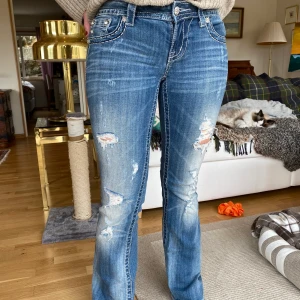 Low waist bootcut MissMe jeans  - Supercoola MissMe jeans, lågmidjade, bootcut med snygg tvätt! Sparsamt använda i storlek 26. Pris kan diskuteras.