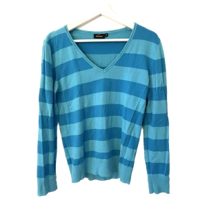 Randig tröja - Randig blå stickad tröja, v-ringad