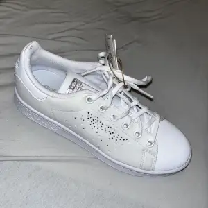 Skor från Adidas, stan smith i Storlek 37. Dom är helt nya med lappen kvar, kartongen finns även kvar💗 köpte för 900kr