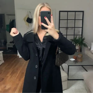 Zara kappa - Säljer denna superfina kappa från Zara, knappt använd. Går till knäna på mig som är 1.67.🥰