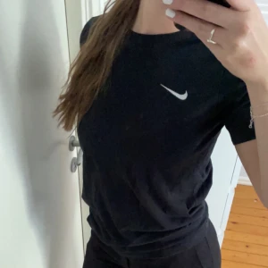Nike - svart nike t- shirt, skulle säga att storleken är XS/S🫶🏼