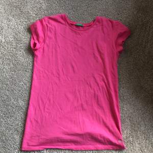 En basis rosa t-shirt som är för liten för mig. Jätte fin och bra kvalite.