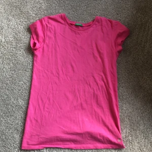 Rosa t-shirt  - En basis rosa t-shirt som är för liten för mig. Jätte fin och bra kvalite.