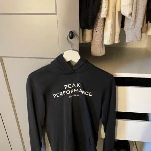 Peak performance  - Säljer denna hoddie från Peak performance i storlek 170 alltså typ xs/s. Sitter snyggt och är i bra skick säljer den för 150kr plus frakt. Skriv för mer bilder❤️