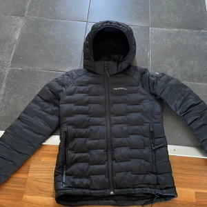 Peak performance svart jacka.  -  FINNS KVAR! Köpte förra året, för liten nu. Ny skick. Höst jacka, varm och skön. Använder inte längre då den är för liten