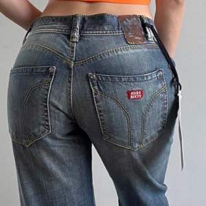 Sjuka vintage miss sixty jeans, low waist och perfekt booktcut! Köpta på depop för 800kr, verkligen drömjeansen! Köparen står för frakt. W25L34