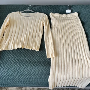 Ribbad set  - Ribbad set, knappt använd, i nyskick Köparen står för frakten😊