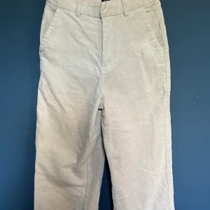 Manchester byxor mid-rise  - Beiga fina Manchester byxor. Raka i benen och mid till hög midja 