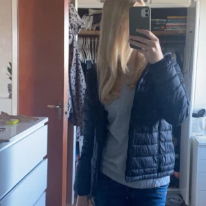 Dunjacka - Säljer denna jätte fina svarta vanliga dunjackan, ganska tunn men fin o bra till vår eller höst! Är i storlek M men känns som s, ordpris 259