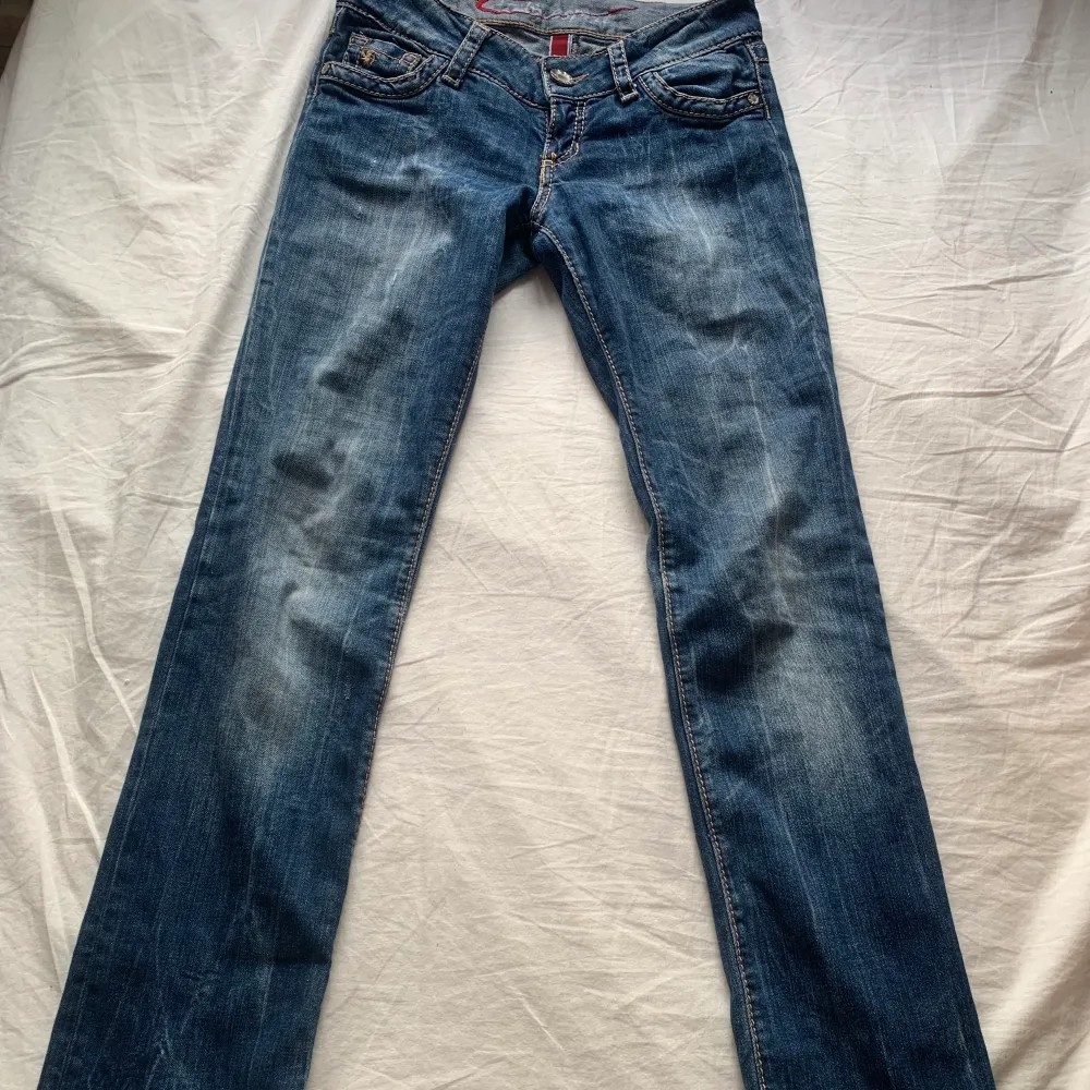 Säljer dessa jeans då dom är för små för mig💕köpte dom second hand förra året💕 Dom är väldigt fina men för små tyvärr💕Skulle säga att dom passar någpn med storlek 34-36💕. Jeans & Byxor.