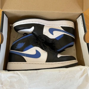 Air Jordan 1 Mid - Säljer mina jordans som är använda fåtal gånger och ser ut som nya. Säljer dom för att dom inte kommer till användning
