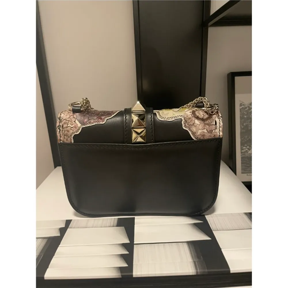 Säljer nu denna underbara Valentino Glam Lock väskan. Väskan är limited edition och säljs därför inte någonstans längre. Väskan är i bästa möjliga skick utan några defekter överhuvudtaget 💓 hör av er vid funderingar. Laukut & Käsilaukut.