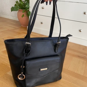 Väska - Säljer min fina svarta väska, använd men inte alls mycket slitningar!! Fin och bra i skick!!💖💖