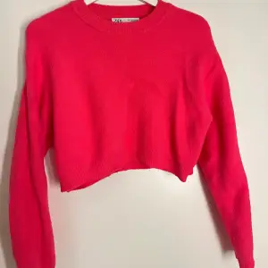 Säljer denna sköna rosa stickade tröjan från zara. Superfin men kommer tyvärr inte till användning💕