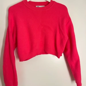 Rosa stickad tröja - Säljer denna sköna rosa stickade tröjan från zara. Superfin men kommer tyvärr inte till användning💕