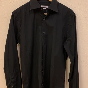 J.Lindeberg skjorta  - Svart i bra skick slim fit,  