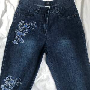 Jeans med broderade blommor på! Köpt secondhand! Är lite stretchigt material men passar både M och L 