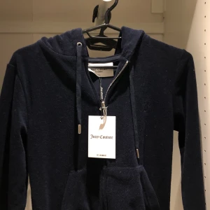 Juicy Couture  - Hej, säljer en marinblå Juicy hoodie i storlek XS. Helt ny med tags på. Vid snabb affär kan jag gå ned i pris!💙