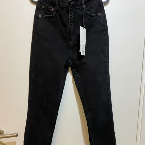 Zara slit jeans - Helt oanvända 