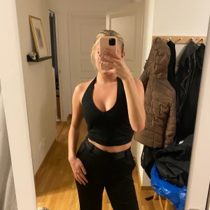 Linne med knappar - Helt nytt linne med knappar och halterneck, köpte två storlekar därav säljer jag den andra