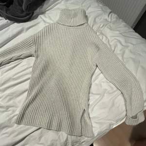 Stickad tröja från Nakd, lite längre i modellen & har en slits! (skriv privat för fler bilder!)
