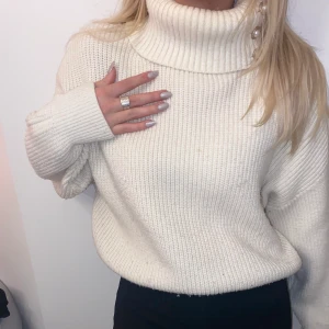 Stickad tröja - En mysig vit stickad tröja med en snygg passform! Lite lätt nopprig men det går att få bort! Storlek S men känns större då passformen är lite rymligare🤍 Kan mötas eller hämtas upp i Luleå men även fraktas där det tillkommer en fraktkostnad✨