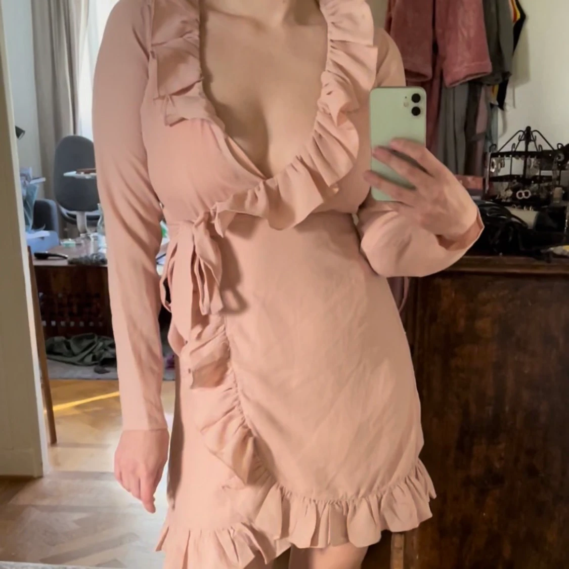 Rosa omlottklänning med volanger - 90