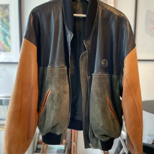 Trendig vintage macka/skinn jacka - Trendig och snygg vintage mocka/skinn jacka. I oversize/52 storlek. Med svart, ljus brun och gröna detaljer.   Bara att skriva om fler bilder önskas.