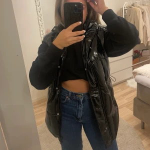 Lackväst - Väst från H&M .  Storlek xs kan även passa s. Justerbara band i midjan. Använd vid ett tillfälle. 66kr spårbar frakt 🚚