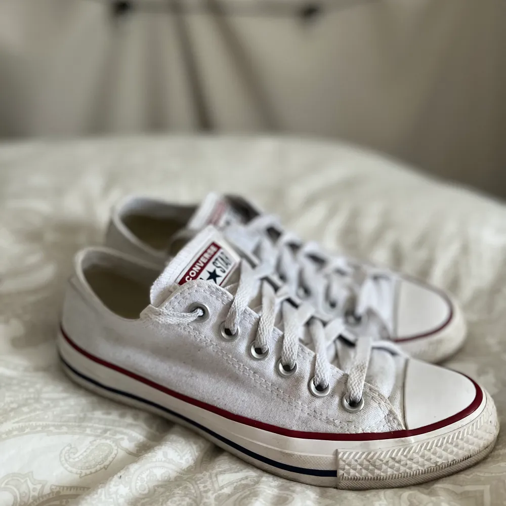 Säljer mina låga vita Converse som jag köpte förra året då de är för små för mig. Endast använda några gånger i början av förra sommaren men sen har skorna stått i min gaderob sen dess. Storlek 38!. Skor.