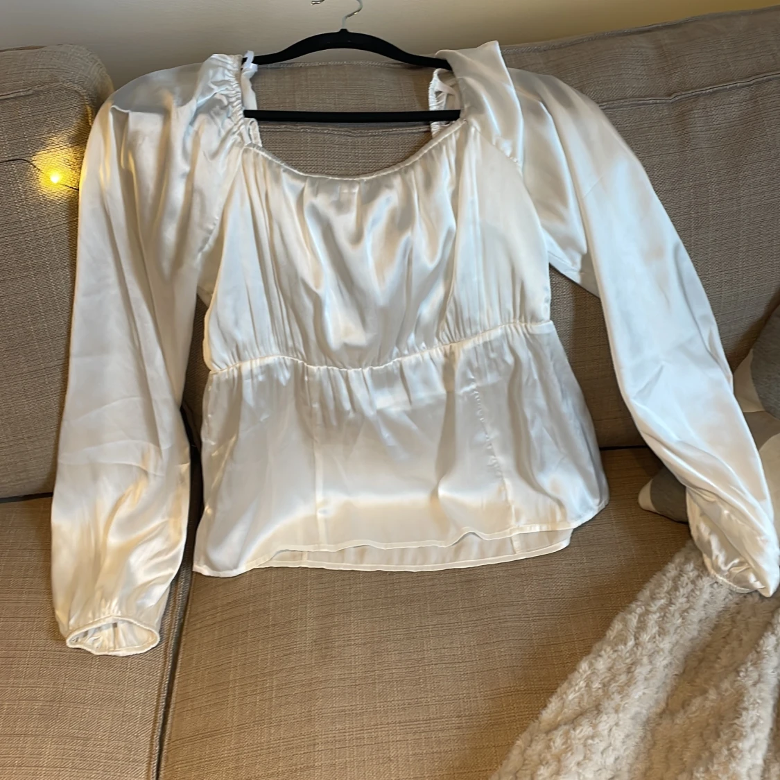 En glansig vit blus