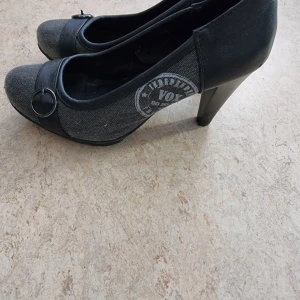 St 37 -  Är ett par dam skor med klack, har knappt använt dom.