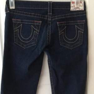True Religion Jeans Lågmidjade bootcut, midjemått rakt över 42, innerbensmått 68, kan skickas köparen betalar frakten, kan mötas upp i Stockholm 