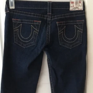 True Religion jeans  - True Religion Jeans Lågmidjade bootcut, midjemått rakt över 42, innerbensmått 68, kan skickas köparen betalar frakten, kan mötas upp i Stockholm 