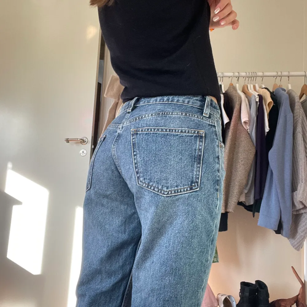 low/midwaist jeans från zara som är lite för långa för mig. Innerbenslängd är 83 cm, stl 36💕. Jeans & Byxor.