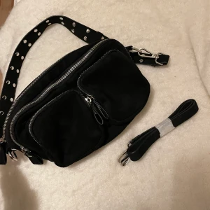 Väska Gina tricot - Jättefin väska från Gina Tricot, max använd 3 gånger så är som en helt ny. Köpt för 360 och säljer för 170 men det kan diskuteras. Skriv gärna privat om ni undrar nåt🥰