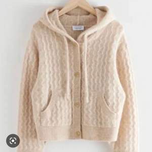 En jättemysig beige stickad hoodie från &otherstories 🤍 Den är i fint skick och i storlek S 🤍 Lägger upp igen pga oseriösa köpare !!!