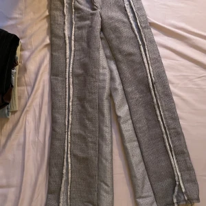 Byxor  - Specialsydda byxor som är lite trasiga men superfina verkligen. Säljes för de är för små.   Ps säljer ut massa plagg billigt som fan, köper du 5 eller fler får du 15 %