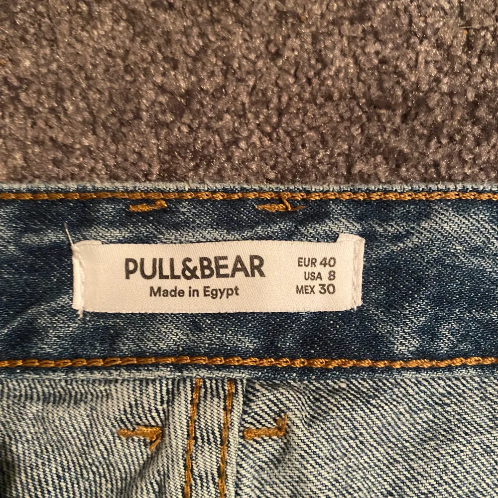 Blåa Lågmidjade jeans från pull&bear. Ny skick, endast använda en gång. Säljer då dem är för stora för mig. Jag är 170 och dem är långa för mig, har normalt 36-38 i byxor🫶💗. Jeans & Byxor.