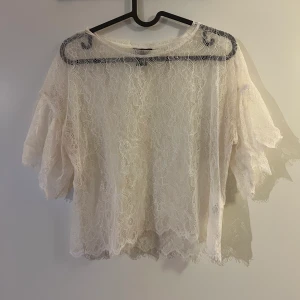 Topp - Genomskinlig vit spetstopp. Fint skick 