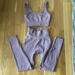 Aimn set - Oanvänt set från Aimn. Väldigt fin ljus lila/ rosa färg.