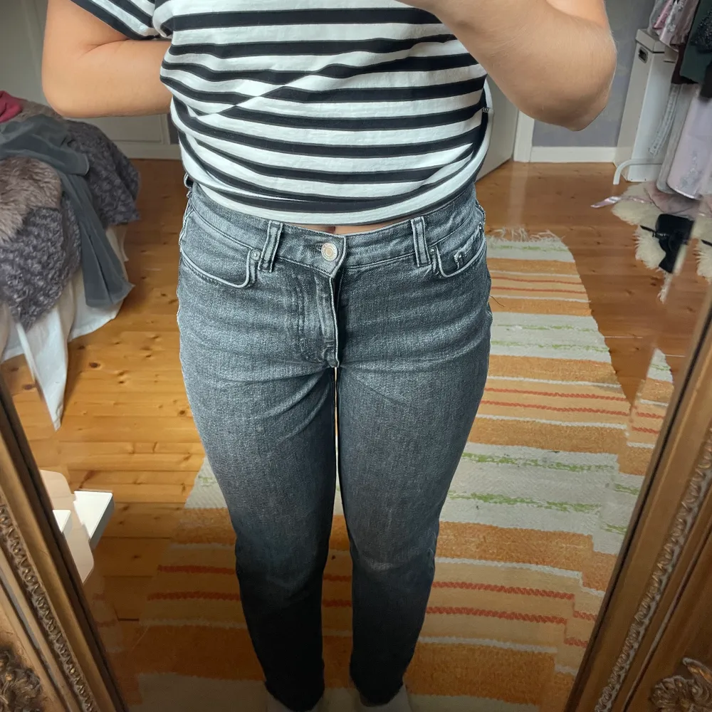 Grå jeans från & other stories. Mycket bra skick! Storlek 24/28 vilket motsvarar XS. 💕. Jeans & Byxor.