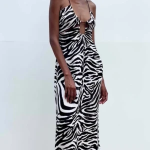 Zara klänning - Säljer min helt oanvända klänning ifrån Zara, helt slutsåld där.🤎  Hör av er vid frågor eller intresse.🥰  Har rensat min garderob så kika gärna på mina övriga annonser.😍