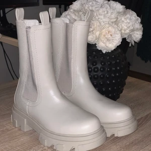 VOX Kängor - Oanvända kängor från VOX. Vaniljvita. Storlek 39 true to size. Kan postas men då står köpare för frakt. 150 kr vid avhämtning/mötas upp. 200 kr (inkl frakt) om de ska postas.