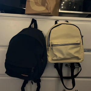 mini ryggsäckar - Den mörkblåa är 32,5 cm i längd och 22 cm i bredd. pris för blå är 225kr BLÅ ÄR SÅLD!!  Den gula är 26 cm i längd och 20 cm i bredd. pris för gula är 120 Båda är i bra skick 😀 Skriv för fler bilder och frågor☺️ Frakt betalar köparen.
