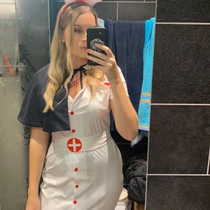 Sjuksköterska dräkt!  - Säljer min sjuksköterska dräkt som jag använt 1 gång på halloween. Köpt på Buttericks. Kostar ordinarie 400kr