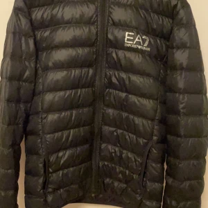 EA7 jacka storlek: M - EA7 jacka i mycket bra skick använd ett fåtal gånger