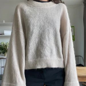 Superfin mohair ull tröja - Tyvärr allergisk mot mohair och ull. Älskar den egentligen. Lång i armarna. Strl.M passar mig som är S/XS också. 50%Mohair, 31% polyamide, 19% wool. Suuuuperfin kvalitet, som ny. Från &other stories! Nypris 1450kr